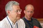 (C) fotodienst/Anna Rauchenberger - Wien 25.07.2006 - Die Konferenz gibt einen Überblick über die neuesten Entwicklungen auf dem Gebiet der Halbleitertechnologie. FOTO v.l.: Günther Bauer (Universität Linz, Program Chairman ICPS 2006), Charles Marcus (Harvard University).