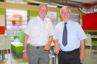 Der neue Flagshipstore in Linz/Urfahr verfügt über eine Fläche von 213 Quadratmetern und bietet 80 Sitzplätze. Foto v.l.:Josef Hartl und Dr. Peter Sonnberger