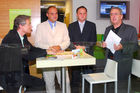 Die im Osten Österreichs starke Fastfood-Kette baut ab 2006 ihre Standorte österreichweit aus. Foto v.l.: Mag. Rainer Reichl (Geschäftsführer Reichl und Partner Werbeagentur GmbH), Alexander Platzl (Geschäftsführer Schnitzelhaus RestaurationsgmbH), Oliver Platzl, (Geschäftsführer Schnitzelhaus RestaurationsgmbH), Michael Obermeyr (Reichl und Partner PR Gesellschaft m.b.H)