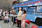 (C) fotodienst/Anna Rauchenberger - Wien 01.08.2006 - Ein bunt gestalteter Doppeldecker-Bus tourt durch Wien. Er bringt Musikinstrumente zum Anfassen und Ausprobieren in Schulen, Kindertagesstätten und andere Jugendeinrichtungen. Das klingende Mozart-Mobil soll Kinder und Jugendliche zum Musizieren animieren. FOTO v.l.: Peter Marboe (Intendant WIENER MOZART JAHR 2006), Gerd Albrecht (Initiator des Klingenden Museums in Hamburg und Berlin), Katharina Albrecht (GF der Klingenden Mobil GmbH, Berlin) vor dem Klingenden Mozart-Mobil.