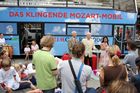 (C) fotodienst/Anna Rauchenberger - Wien 01.08.2006 - Ein bunt gestalteter Doppeldecker-Bus tourt durch Wien. Er bringt Musikinstrumente zum Anfassen und Ausprobieren in Schulen, Kindertagesstätten und andere Jugendeinrichtungen. Das klingende Mozart-Mobil soll Kinder und Jugendliche zum Musizieren animieren. FOTO:  Pressekonferenz mit Peter Marboe (Intendant WIENER MOZART JAHR 2006), Gerd Albrecht (Initiator des Klingenden Museums in Hamburg und Berlin), Katharina Albrecht (GF der Klingenden Mobil GmbH, Berlin) vor dem Klingenden Mozart-Mobil.