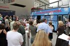 (C) fotodienst/Anna Rauchenberger - Wien 01.08.2006 - Ein bunt gestalteter Doppeldecker-Bus tourt durch Wien. Er bringt Musikinstrumente zum Anfassen und Ausprobieren in Schulen, Kindertagesstätten und andere Jugendeinrichtungen. Das klingende Mozart-Mobil soll Kinder und Jugendliche zum Musizieren animieren. FOTO:  Pressekonferenz mit Peter Marboe (Intendant WIENER MOZART JAHR 2006), Gerd Albrecht (Initiator des Klingenden Museums in Hamburg und Berlin), Katharina Albrecht (GF der Klingenden Mobil GmbH, Berlin) vor dem Klingenden Mozart-Mobil.