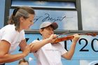 (C) fotodienst/Anna Rauchenberger - Wien 01.08.2006 - Ein bunt gestalteter Doppeldecker-Bus tourt durch Wien. Er bringt Musikinstrumente zum Anfassen und Ausprobieren in Schulen, Kindertagesstätten und andere Jugendeinrichtungen. Das klingende Mozart-Mobil soll Kinder und Jugendliche zum Musizieren animieren. FOTO: begeisteter zukünftiger Musiker und Musikpädagogin.