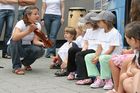 (C) fotodienst/Anna Rauchenberger - Wien 01.08.2006 - Ein bunt gestalteter Doppeldecker-Bus tourt durch Wien. Er bringt Musikinstrumente zum Anfassen und Ausprobieren in Schulen, Kindertagesstätten und andere Jugendeinrichtungen. Das klingende Mozart-Mobil soll Kinder und Jugendliche zum Musizieren animieren. FOTO: begeistete zukünftige Musiker und Musikpädagogin vor dem Mozart-Mobil.