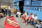 (C) fotodienst/Anna Rauchenberger - Wien 01.08.2006 - Ein bunt gestalteter Doppeldecker-Bus tourt durch Wien. Er bringt Musikinstrumente zum Anfassen und Ausprobieren in Schulen, Kindertagesstätten und andere Jugendeinrichtungen. Das klingende Mozart-Mobil soll Kinder und Jugendliche zum Musizieren animieren. FOTO: begeistete zukünftige Musiker und Musikpädagogin vor dem Mozart-Mobil.