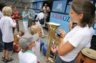 (C) fotodienst/Anna Rauchenberger - Wien 01.08.2006 - Ein bunt gestalteter Doppeldecker-Bus tourt durch Wien. Er bringt Musikinstrumente zum Anfassen und Ausprobieren in Schulen, Kindertagesstätten und andere Jugendeinrichtungen. Das klingende Mozart-Mobil soll Kinder und Jugendliche zum Musizieren animieren. FOTO: begeistete zukünftige Musikerin und Musikpädagogin vor dem Mozart-Mobil.