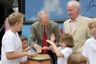 (C) fotodienst/Anna Rauchenberger - Wien 01.08.2006 - Ein bunt gestalteter Doppeldecker-Bus tourt durch Wien. Er bringt Musikinstrumente zum Anfassen und Ausprobieren in Schulen, Kindertagesstätten und andere Jugendeinrichtungen. Das klingende Mozart-Mobil soll Kinder und Jugendliche zum Musizieren animieren. FOTO: Peter Marboe (Intendant WIENER MOZART JAHR 2006, links), Gerd Albrecht (Initiator des Klingenden Museums in Hamburg und Berlin) und begeistete zukünftige Musiker.