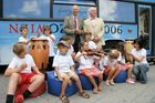 (C) fotodienst/Anna Rauchenberger - Wien 01.08.2006 - Ein bunt gestalteter Doppeldecker-Bus tourt durch Wien. Er bringt Musikinstrumente zum Anfassen und Ausprobieren in Schulen, Kindertagesstätten und andere Jugendeinrichtungen. Das klingende Mozart-Mobil soll Kinder und Jugendliche zum Musizieren animieren. FOTO: Peter Marboe (Intendant WIENER MOZART JAHR 2006, links), Gerd Albrecht (Initiator des Klingenden Museums in Hamburg und Berlin) und begeistete zukünftige Musiker vor dem Klingenden Mozart-Mobil.