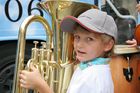 (C) fotodienst/Anna Rauchenberger - Wien 01.08.2006 - Ein bunt gestalteter Doppeldecker-Bus tourt durch Wien. Er bringt Musikinstrumente zum Anfassen und Ausprobieren in Schulen, Kindertagesstätten und andere Jugendeinrichtungen. Das klingende Mozart-Mobil soll Kinder und Jugendliche zum Musizieren animieren. FOTO: begeisteter zukünftiger Musiker.