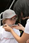 (C) fotodienst/Anna Rauchenberger - Wien 01.08.2006 - Ein bunt gestalteter Doppeldecker-Bus tourt durch Wien. Er bringt Musikinstrumente zum Anfassen und Ausprobieren in Schulen, Kindertagesstätten und andere Jugendeinrichtungen. Das klingende Mozart-Mobil soll Kinder und Jugendliche zum Musizieren animieren. FOTO: begeisteter zukünftiger Musiker und Musikpädagogin.