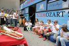 (C) fotodienst/Anna Rauchenberger - Wien 01.08.2006 - Ein bunt gestalteter Doppeldecker-Bus tourt durch Wien. Er bringt Musikinstrumente zum Anfassen und Ausprobieren in Schulen, Kindertagesstätten und andere Jugendeinrichtungen. Das klingende Mozart-Mobil soll Kinder und Jugendliche zum Musizieren animieren. FOTO: begeistete zukünftige Musiker und Musikpädagogin vor dem Mozart-Mobil.