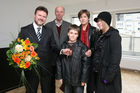 (C) fotodienst/Anna Rauchenberger - Wien, 24.10.2008 - Schlüsselübergabe zur Wohnhausanlage 'Welingergasse'. FOTO: Wohnbaustadtrat Dr. Michael Ludwign (li) mit Familie, die demnächst in ihre neue Wohnung ziehen wird.