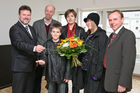 (C) fotodienst/Anna Rauchenberger - Wien, 24.10.2008 - Schlüsselübergabe zur Wohnhausanlage 'Welingergasse'. FOTO: Wohnbaustadtrat Dr. Michael Ludwign (li) mit Familie, die demnächst in ihre neue Wohnung ziehen wird und Bezirksvorsteher-Stv. für den 23. Wiener Gemeindebezirk, Gerald Bischof (re)