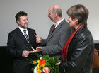 (C) fotodienst/Anna Rauchenberger - Wien, 24.10.2008 - Schlüsselübergabe zur Wohnhausanlage 'Welingergasse'. FOTO: Wohnbaustadtrat Dr. Michael Ludwign (li) mit Familie, die demnächst in ihre neue Wohnung ziehen wird.