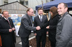 (C) fotodienst/Anna Rauchenberger - Wien, 24.10.2008 - Schlüsselübergabe zur Wohnhausanlage 'Welingergasse'. FOTO: Bezirksvorsteher-Stv. für den 23. Wiener Gemeindebezirk, Gerald Bischof (li.), Vorsitzender der GPA-Privatstiftung Walter Zwiauer und  Wohnbaustadtrat Dr. Michael Ludwig (re.) übergeben die Schlüssel an die Mieterinnen Und Mieter