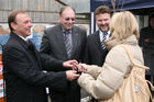 (C) fotodienst/Anna Rauchenberger - Wien, 24.10.2008 - Schlüsselübergabe zur Wohnhausanlage 'Welingergasse'. FOTO: Bezirksvorsteher-Stv. für den 23. Wiener Gemeindebezirk, Gerald Bischof, Vorsitzender der GPA-Privatstiftung Walter Zwiauer,  Wohnbaustadtrat Dr. Michael Ludwig übergeben die Schlüssel an die Mieterinnen Und Mieter