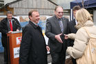 (C) fotodienst/Anna Rauchenberger - Wien, 24.10.2008 - Schlüsselübergabe zur Wohnhausanlage 'Welingergasse'. FOTO: Bezirksvorsteher-Stv. für den 23. Wiener Gemeindebezirk, Gerald Bischof, Vorsitzender der GPA-Privatstiftung Walter Zwiauer,  Wohnbaustadtrat Dr. Michael Ludwig übergeben die Schlüssel an die Mieterinnen Und Mieter