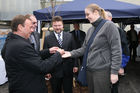 (C) fotodienst/Anna Rauchenberger - Wien, 24.10.2008 - Schlüsselübergabe zur Wohnhausanlage 'Welingergasse'. FOTO: Bezirksvorsteher-Stv. für den 23. Wiener Gemeindebezirk, Gerald Bischof, Vorsitzender der GPA-Privatstiftung Walter Zwiauer,  Wohnbaustadtrat Dr. Michael Ludwig übergeben die Schlüssel an die Mieterinnen Und Mieter