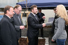 (C) fotodienst/Anna Rauchenberger - Wien, 24.10.2008 - Schlüsselübergabe zur Wohnhausanlage 'Welingergasse'. FOTO: Bezirksvorsteher-Stv. für den 23. Wiener Gemeindebezirk, Gerald Bischof, Vorsitzender der GPA-Privatstiftung Walter Zwiauer,  Wohnbaustadtrat Dr. Michael Ludwig übergeben die Schlüssel an die Mieterinnen Und Mieter