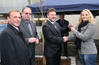 (C) fotodienst/Anna Rauchenberger - Wien, 24.10.2008 - Schlüsselübergabe zur Wohnhausanlage 'Welingergasse'. FOTO: Bezirksvorsteher-Stv. für den 23. Wiener Gemeindebezirk, Gerald Bischof, Vorsitzender der GPA-Privatstiftung Walter Zwiauer,  Wohnbaustadtrat Dr. Michael Ludwig übergeben die Schlüssel an die Mieterinnen Und Mieter