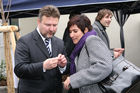 (C) fotodienst/Anna Rauchenberger - Wien, 24.10.2008 - Schlüsselübergabe zur Wohnhausanlage 'Welingergasse'. FOTO: Wohnbaustadtrat Dr. Michael Ludwig übergibt den Schlüssel an die Mieterin