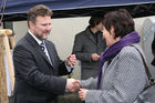 (C) fotodienst/Anna Rauchenberger - Wien, 24.10.2008 - Schlüsselübergabe zur Wohnhausanlage 'Welingergasse'. FOTO: Wohnbaustadtrat Dr. Michael Ludwig übergibt den Schlüssel an die Mieterin