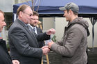 (C) fotodienst/Anna Rauchenberger - Wien, 24.10.2008 - Schlüsselübergabe zur Wohnhausanlage 'Welingergasse'. FOTO: Bezirksvorsteher-Stv. für den 23. Wiener Gemeindebezirk, Gerald Bischof, Vorsitzender der GPA-Privatstiftung Walter Zwiauer,  Wohnbaustadtrat Dr. Michael Ludwig übergeben die Schlüssel an die Mieterinnen Und Mieter