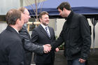 (C) fotodienst/Anna Rauchenberger - Wien, 24.10.2008 - Schlüsselübergabe zur Wohnhausanlage 'Welingergasse'. FOTO: Bezirksvorsteher-Stv. für den 23. Wiener Gemeindebezirk, Gerald Bischof, Vorsitzender der GPA-Privatstiftung Walter Zwiauer,  Wohnbaustadtrat Dr. Michael Ludwig übergeben die Schlüssel an die Mieterinnen Und Mieter