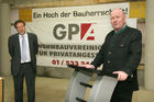 (C) Fotodienst/Anna Rauchenberger - 09.01.2008 - Wien - Die Wohnbauvereinigung für Privatangestellte (WBV-GPA) feierte heute gemeinsam mit der Baufirma und allen Arbeitern die Dachgleiche in der Quellenstraße 48 im 10. Wiener Gemeindebezirk. FOTO: Ing. Peter Jedlizka (GF ÖSTU-STETTIN, re.), Mag. Michael Gehbauer (GF der Wohnbauvereinigung für Privatangestellte, li.).