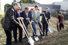 (c) fotodienst/Dan Carabas - Wien 24.09.07 - WBV -  Feierlichkeit zum Spatenstich Welingergasse 7 - FOTO: v. li. Dr. Günter Bischof; Prok. Ing. Dieter Orthner; Mag. Michael Gehbauer; Herr Bezirksvorsteher Manfred Wurm; Walter Zwiauer; Arch. Eva Ceska