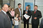 (C) Fotodienst/Anna Rauchenberger - Wien 30.08.2007 - MieterInnen beziehen den Wohnturm in der Kundratstraße 6 im 10. Wiener Gemeindebezirk: Heute wurden die Schlüssel feierlich übergeben. FOTO:  Wohnbaustadtrat Dr. Michael Ludwig (rechts) und Hans Sallmutter (Aufsichtsratsvorsitzender GPA, 2.v.r.) übergeben den stolzen Mietern die Schlüssel zur neuen Behausung.