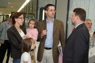 (C) Fotodienst/Anna Rauchenberger - Wien 30.08.2007 - MieterInnen beziehen den Wohnturm in der Kundratstraße 6 im 10. Wiener Gemeindebezirk: Heute wurden die Schlüssel feierlich übergeben. FOTO:  Wohnbaustadtrat Dr. Michael Ludwig (rechts) im Gespräch mit den neuen Mietern. 