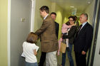 (C) Fotodienst/Anna Rauchenberger - Wien 30.08.2007 - MieterInnen beziehen den Wohnturm in der Kundratstraße 6 im 10. Wiener Gemeindebezirk: Heute wurden die Schlüssel feierlich übergeben. FOTO:  Sogleich wird die neue Wohnung begutachtet.