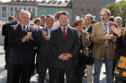 (C) Fotodienst/Anna Rauchenberger - Wien 30.08.2007 - MieterInnen beziehen den Wohnturm in der Kundratstraße 6 im 10. Wiener Gemeindebezirk: Heute wurden die Schlüssel feierlich übergeben. FOTO: Hans Sallmutter (Aufsichtsratsvorsitzender GPA, links), Wohnbaustadtrat Dr. Michael Ludwig (Mitte), BV-Stv. Ing. Josef Kaindl (rechts).