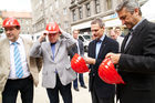 (c) fotodienst/Dan Carabas - Wien 22.06.07 - Wohnbauver. für Privatangestellte Gemeinnützige: Feierlichkeit zum Spatenstich - FOTO: v.li.: AR-Vorsitzender Hans Sallmuter, Dir. Michael Lichtenegger, Prok. Maximilian
Höller, Arch. Gerhard Mossburger, GF Michael Gehbauer