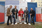 Spatenanstich in der Quellenstraße 48  Foto v.li.na.re: Mag. Michael Gehbauer, Arch. Ernst Linsberger, Bezirksvorsteherin Hermine Mospointner, Stadtrat Dr. Michael Ludwig, GPA-Privatstiftungsvorstand Walter Zwiauer