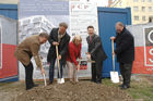 Spatenanstich in der Quellenstraße 48  Foto v.li.na.re: Mag. Michael Gehbauer, Arch. Ernst Linsberger, Bezirksvorsteherin Hermine Mospointner, Stadtrat Dr. Michael Ludwig, GPA-Privatstiftungsvorstand Walter Zwiauer