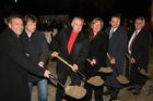 (C) fotodienst/Anna Rauchenberger - Purkersdorf - 27.11.2006  - Der Spatenstich zum neuen Wohnhaus in Purkersdorf wurde zuerst auf der Liegenschaft und anschließend in gemütlicher Atmosphäre in einem Lokal gefeiert. FOTO v.l.: Mag. Michael Gehbauer (GF der Wohnbauvereinigung für Privatangestellte), Ing. Christian Hehenberger (GF der
Wohnbauvereinigung für Privatangestellte),  Hans Sallmutter (Aufsichtsratsvorsitzender der Wohnbauvereinigung für Privatangestellte), Heidemaria Onodi (Landeshauptmann-Stv., NÖ), Mag. Karl Schlögl (Bgm. Purkersdorf), Ing. Dieter Orthner (Dyckerhoff & Widmann Ges.m.b.H.). 