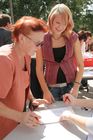 (C) fotodienst/Anna Rauchenberger - Purkersdorf - 24.08.2006 - Das Wohnhaus 3002 Purkersdorf, Pfarrhofgasse 5-7 wurde heute feierlich eröffnet. FOTO: Neue Mieter bei der Unterzeichnung eines Dokuments.