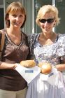 (C) fotodienst/Anna Rauchenberger - Purkersdorf - 24.08.2006 - Das Wohnhaus 3002 Purkersdorf, Pfarrhofgasse 5-7 wurde heute feierlich eröffnet. FOTO: Salz und Brot im neu gebauten Haus oder beim Einzug in eine neue Wohnung sollen die künftigen Bewohner vor Mangel an Lebensmitteln bewahren.