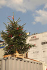 (c) sonja burtscher/ fotodienst. 1220 Wien, 28.4.2009. Die Wohnbauvereinigung für Privatangestellte WBV feiert in der neuen Siedlung am Pelargonienweg die Dachgleiche. Nach Gleichenspruch und Gleichengeldübergabe an die Baumeisterin können die künftigen Mieter mit den Bauherren im Festzelt bei ausgiebigem Buffet auf ihre neue Heimat anstossen.