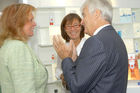 Foto v.li.n.re. : Frau Prof. Kokoschka (Oberärztin an der Universitätshautklinik); Frau Mag. Leitner (Vizepräsidentin des österr. Apothekenverbandes); Dr.Friedemann Bachleitner-Hofmann (Präsident des österr.Apothekenverbandes)                                                            