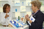Frau Mag. Leitner (Vizepräsidentin des österr. Apothekenverbandes) und  Gesundheitsministerin Maria Rauch-Kallat testen Produkte für die Haut.                                    