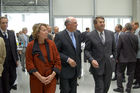 Einladung zur feierlichen Eröffnung einer neuen Montagehalle für Banknotendruckmaschinen in der KBA Mödling AG. Begrüßung bei der Ankunft. Foto: KR Sonja Zwazl (Mitglied des Bundesrates und Präsidentin der WKNO); Dr.Erwin Pröll (Landeshauptmann NÖ); Wolfgang Schischek (Vorstandsvorsitzender KBA)                                                            