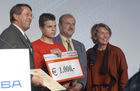 Einladung zur feierlichen Eröffnung einer neuen Montagehalle für Banknotendruckmaschinen in der KBA Mödling AG.  Foto: v.re.na.li: Vortstand W. Schischek
1000.Lehrling Thomas Perner, Hr. Reinhard Rubicko, Lehrlingsausbildner b. d. KBA MÖDLING AG, Frau KR Sonja Zwazl, im Bundesrat und Präs. Der WKNO