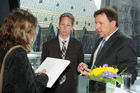 (C) Fotodienst/Anna Rauchenberger - Wien 06.07.2007 - Ein Drittel der Branche blickt skeptisch in die Zukunft. Systematische Finanzplanung ist für viele noch ein 'Fremdwort'. FOTO v.l.: Journalistin, Mag. (FH) Günter Reiterlehner (Consultant, TPA Horwath), Mag. Daniel Mercsanits (Wirtschaftsprüfer und Steuerberater, Geschäftsführender Gesellschafter, TPA Horwath)