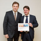 (C)fotodienst/Anna Rauchenberger Wien, 02.02.2011 - Österreichs Unternehmen werden ihr Engagement in Zentral- und Osteuropa (CEE) im Bereich Erneuerbare Energien massiv ausbauen. Zumindest eine Verdoppelung der Investitionen ist bis 2020 zu erwarten. Rumänien und Bulgarien sind bei Investoren aus Österreich derzeit am beliebtesten, bei den Energiesparten an vorderster Front steht Windenergie weit vor Photovoltaik, Wasserkraft und Biomasse. Das geht aus einer aktuellen Studie des Wirtschaftstreuhänders und Unternehmensberaters TPA Horwath hervor. FOTO v.l.: Armin Schaller, Head of Consulting bei TPA Horwath Unternehmensberatung, Herwig Reininger, Head of Energy Consulting und Spezialist für Erneuerbare Energien, TPA Horwath