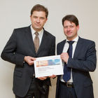 (C)fotodienst/Anna Rauchenberger Wien, 02.02.2011 - Österreichs Unternehmen werden ihr Engagement in Zentral- und Osteuropa (CEE) im Bereich Erneuerbare Energien massiv ausbauen. Zumindest eine Verdoppelung der Investitionen ist bis 2020 zu erwarten. Rumänien und Bulgarien sind bei Investoren aus Österreich derzeit am beliebtesten, bei den Energiesparten an vorderster Front steht Windenergie weit vor Photovoltaik, Wasserkraft und Biomasse. Das geht aus einer aktuellen Studie des Wirtschaftstreuhänders und Unternehmensberaters TPA Horwath hervor. FOTO v.l.: Armin Schaller, Head of Consulting bei TPA Horwath Unternehmensberatung, Herwig Reininger, Head of Energy Consulting und Spezialist für Erneuerbare Energien, TPA Horwath