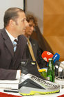 (C)fotodienst/Mag. Daniel Katzinger - Wien 04.10.2006,
Heute fand im Vienna Marriot Hotel das Fischer-Ski Wirtschafts-Pressegespräch 2006 statt.
Es wurden Details aus den Bereichen Unternehmen/Finanzen und Sport/Events präsentiert.
Foto v.l.: Ing. Gregor Dietachmayr (Der Geschäftsführer der Fischer Ges.m.b.H), Mag. Gernot Kellermayr (Verkaufsleiter für Österreich)