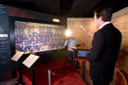 (c) fotodienst / Anna Rauchenberger - Wien, am 27.11.2009 - Heute wurde im Haus der Musik der neue 'Virtuelle Dirigent' präsentiert. Die Installation wurde neu aufgenommen und programmiert, die Musikauswahl erweitert und als Einführung gibt Maesto Zubin Mehta Dirigiertipps. FOTO: Dir KR Peter Hanke, GF Wien Holding als Dirigent im Haus der Musik